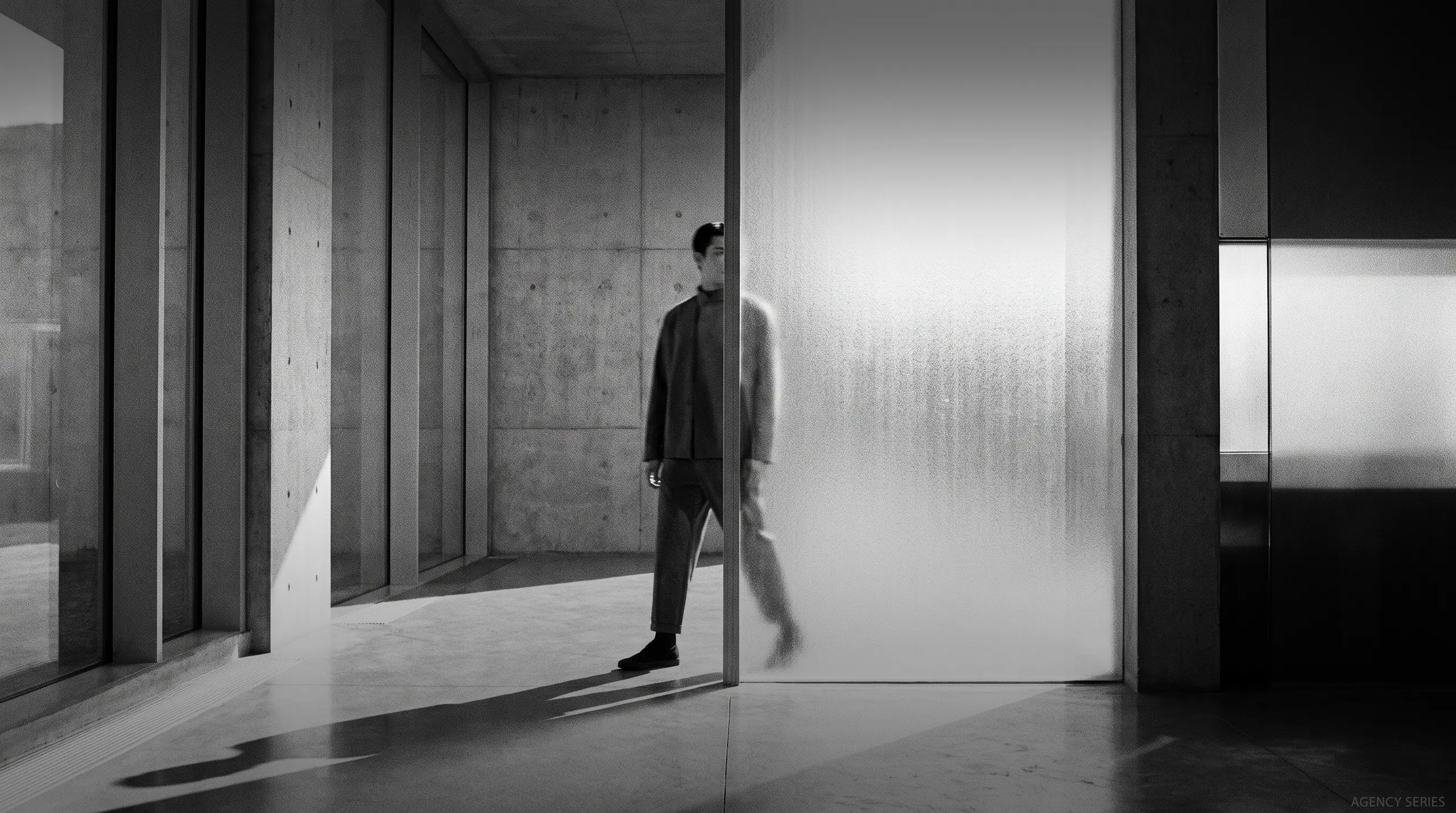 HUMAN STRUCTURES : Une personne se tient nette dans un encadrement de porte, tandis qu'une seconde silhouette floue passe derrière une paroi vitrée texturée, à contre-jour.